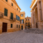 Vacaciones en Menorca: 7 noches en un aparthotel con piscina y pistas de tenis por 182€